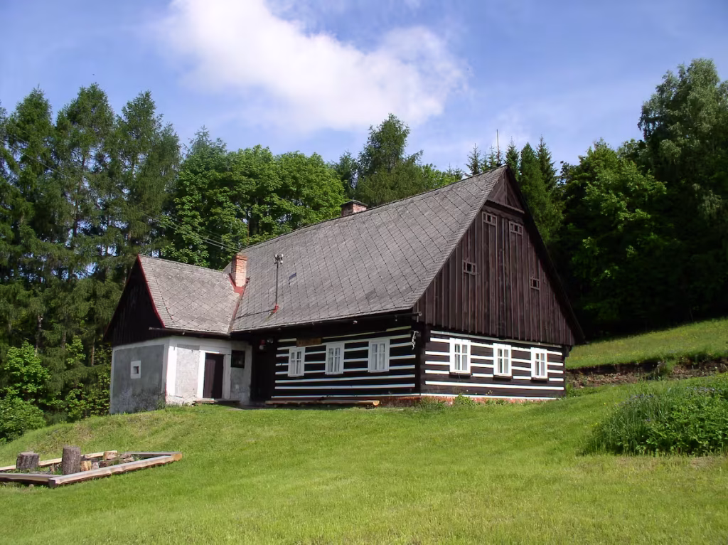 Pohled na chatu Výrovka – ubytování v přírodě Broumovska