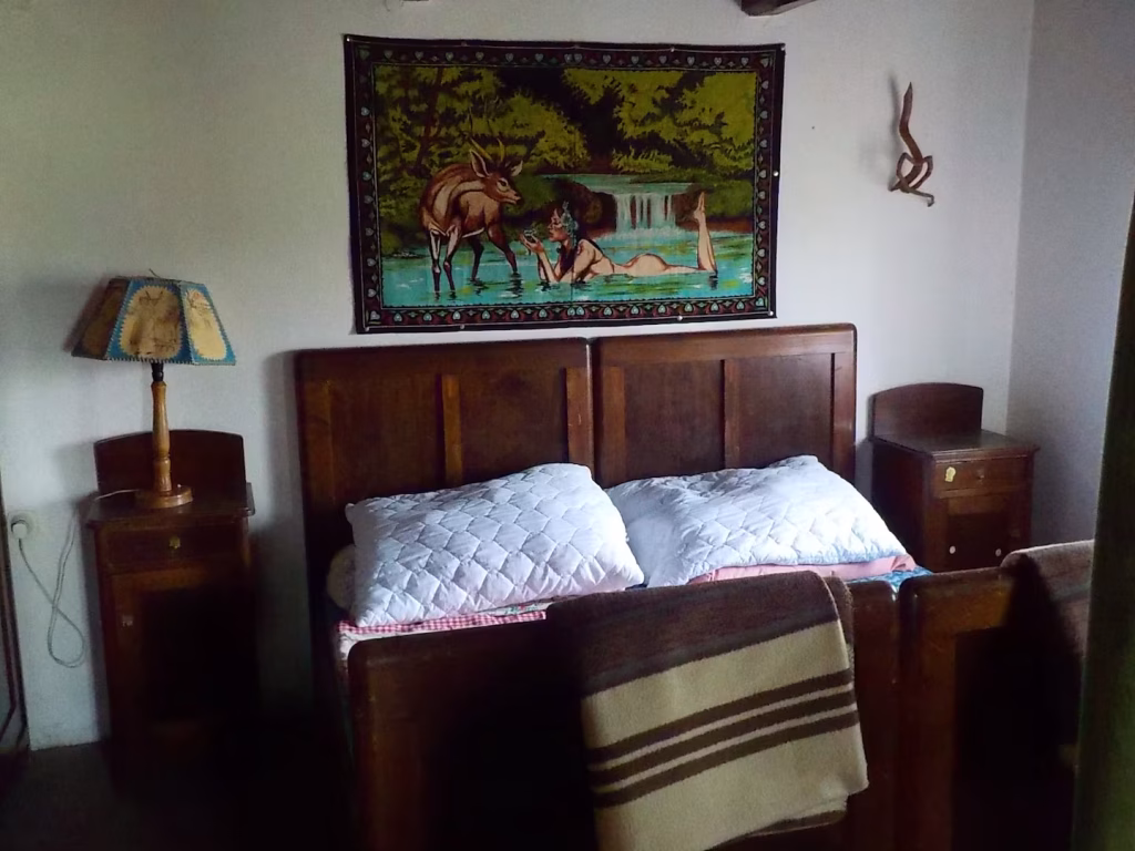 Interiér chaty Výrovka – ubytování v CHKO Broumovsko